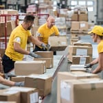 Mitarbeiter der Kommissionierung beim Materialhandling