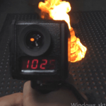 Infrarot-Thermometer zeigt 1025 Grad Celsius während einer Brandprüfung auf einer ergonomischen Arbeitsplatzmatte