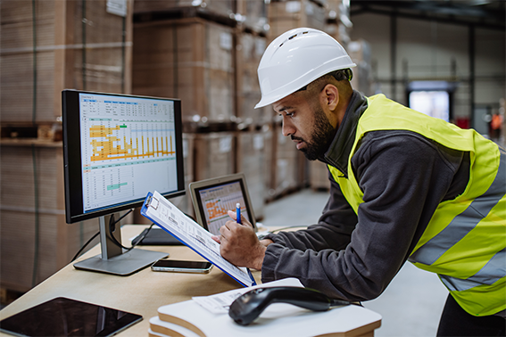 Mitarbeiter in der Produktion kontrolliert die Kennzahlen zur Effizienz- und Produktivitätssteigerung