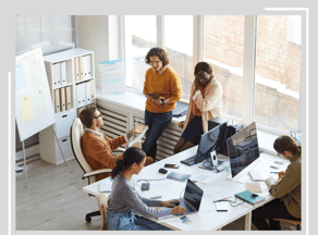 Beschäftigte wechseln während eines Meetings zwischen Stehen, Gehen und Sitzen