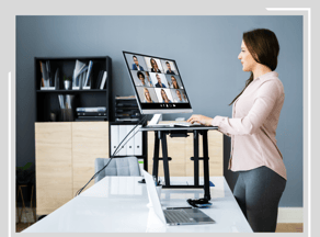 Laptop in der richtigen Arbeitshöhe für eine natürliche Körperhaltung