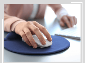 Mitarbeiter nutzt ergonomische Handgelenksauflagen um Verspannungen im Nacken zu umgehen