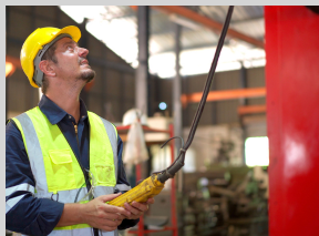 Tipps für Ergonomie am Produktionsarbeitsplatz mit Fokus auf Hebehilfen und ergonomische Geräte