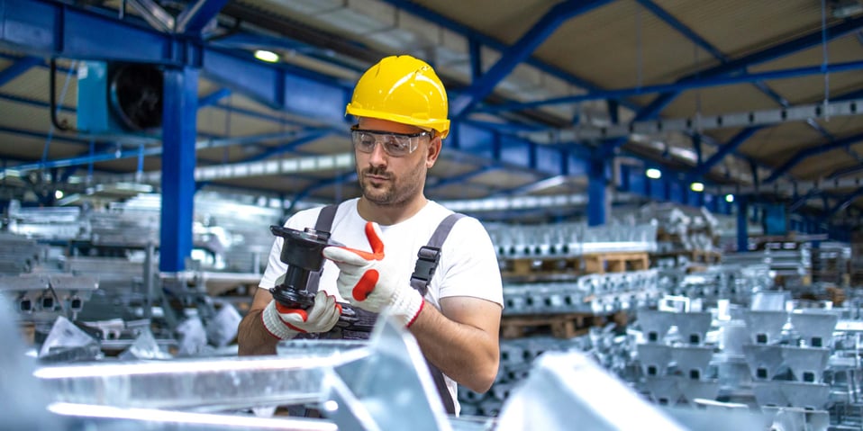Die Arbeitsplatzoptimierung in der Produktion ist dann notwendig, wenn die Beschäftigten unter widrigen Umständen leiden. 