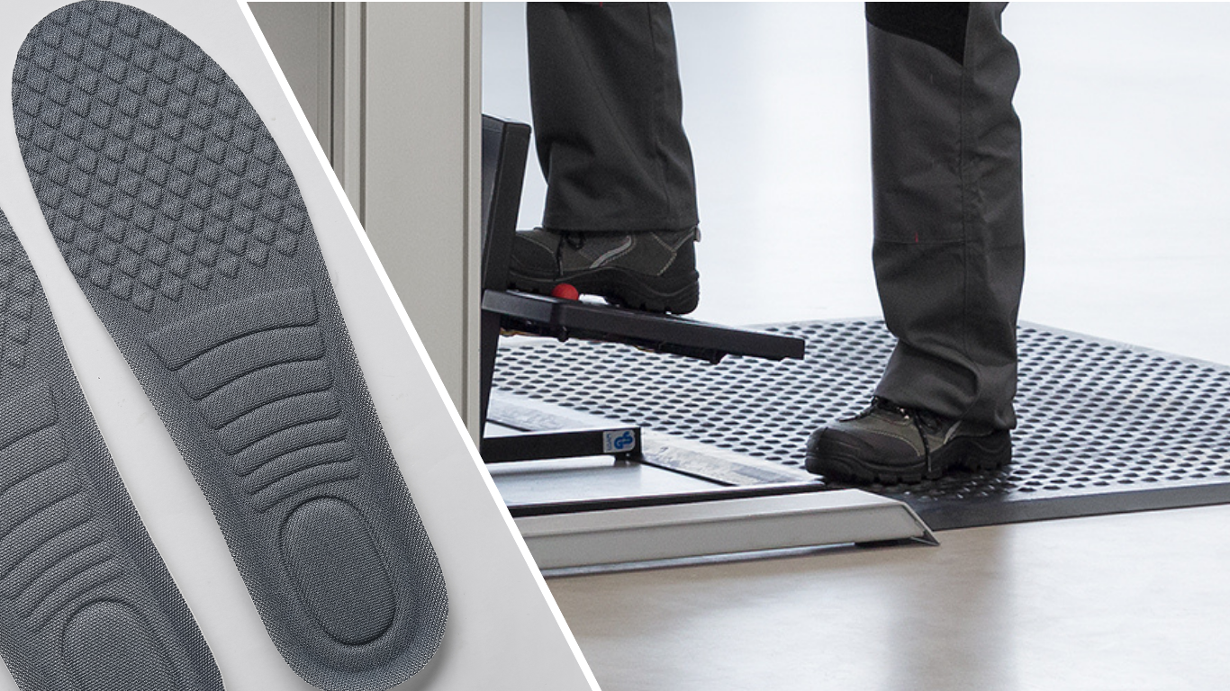 Vergleichsbild von ergonomischen Schuheinlagen und einer Anti-Ermüdungsmatte am Steharbeitsplatz – Gegenüberstellung zweier Lösungen zur Entlastung von Füßen, Beinen und Rücken bei stehender Arbeit.