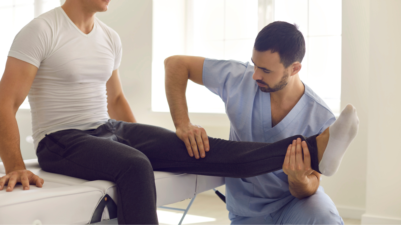 Arzt im blauen Kittel führt arbeitsmedizinische Untersuchung durch.