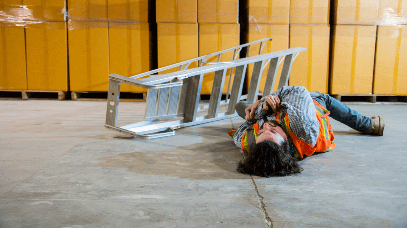 Mitarbeiter stürzt im Lager von einer Leiter – Symbolbild für SRS-Unfälle (Stolpern, Rutschen, Stürzen), die häufigsten Arbeitsunfälle