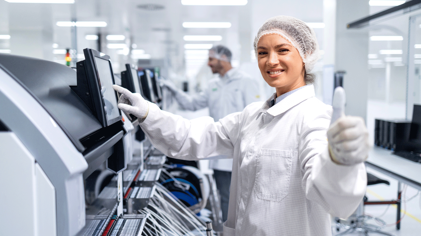 Elektronikmitarbeiterin arbeitet an einem ESD-geschützten Arbeitsplatz mit ergonomischer ESD-Matte und geerdeten Komponenten