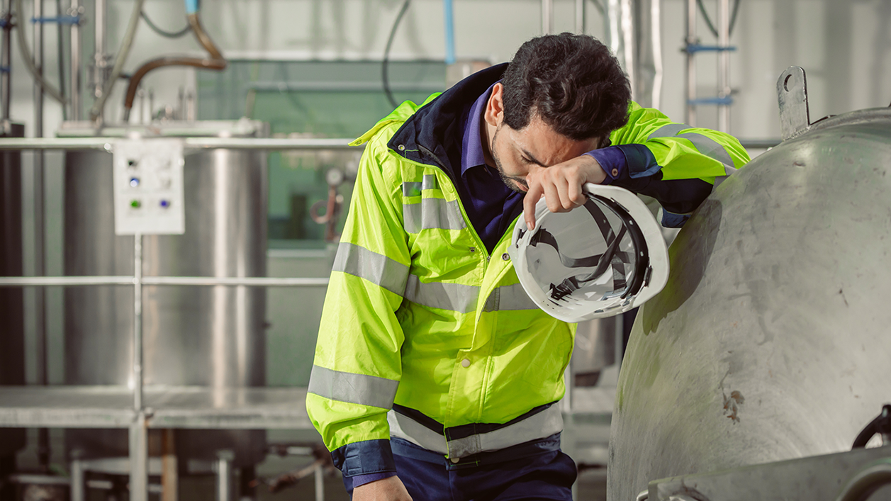 Mitarbeiter in der Industrie leidet unter den Folgen von Körperschall