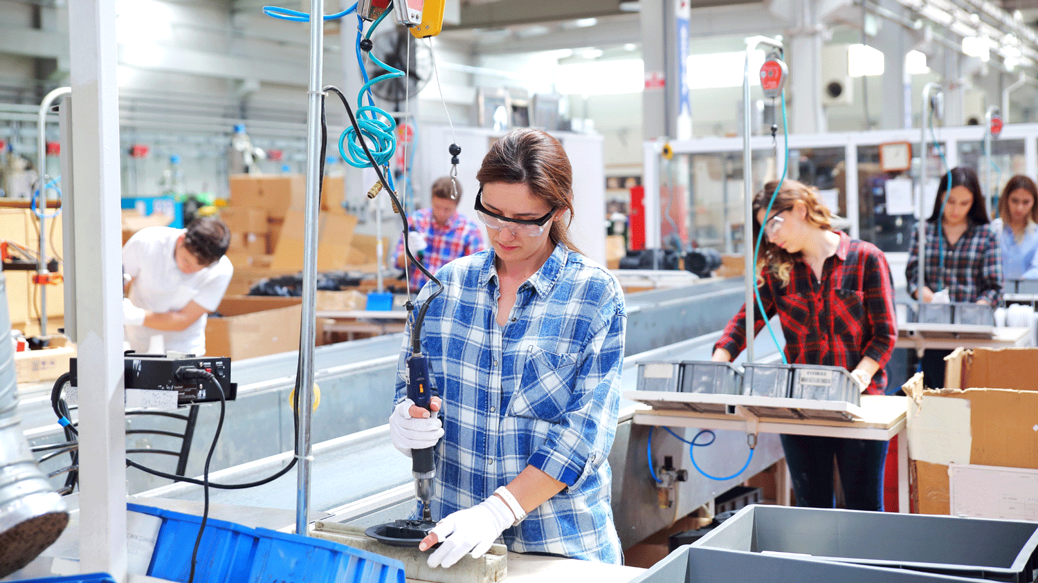 Mitarbeiter arbeiten monoton am Fließband