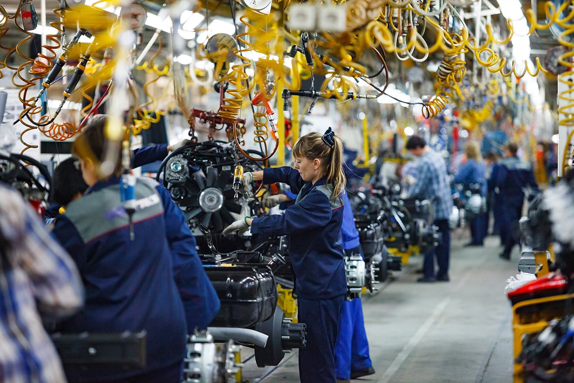 Automontage an der Montagelinie: Die Prozessplanung in der Montage dient dazu, Montageprozesse zu optimieren. 