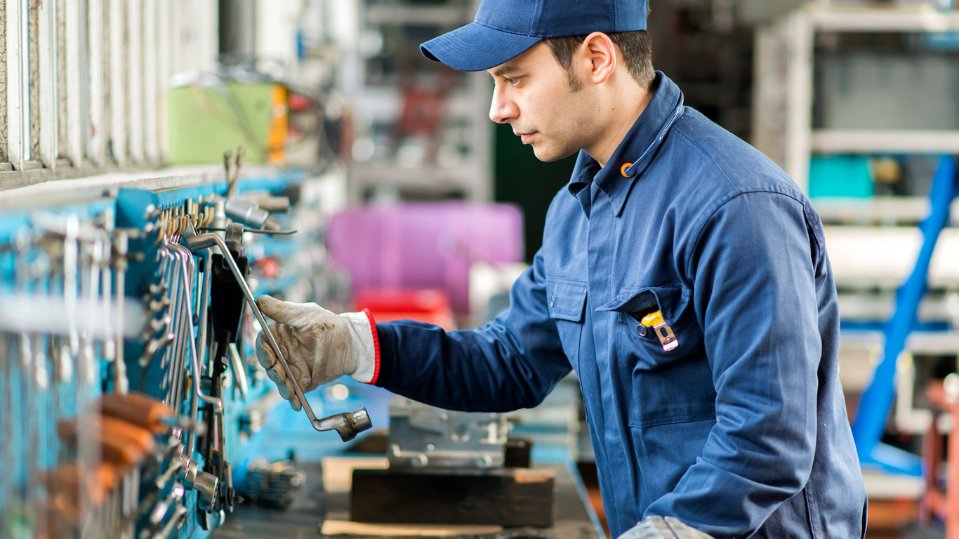 Aufgeräumter Industriearbeitsplatz mit strukturierter Werkzeuganordnung