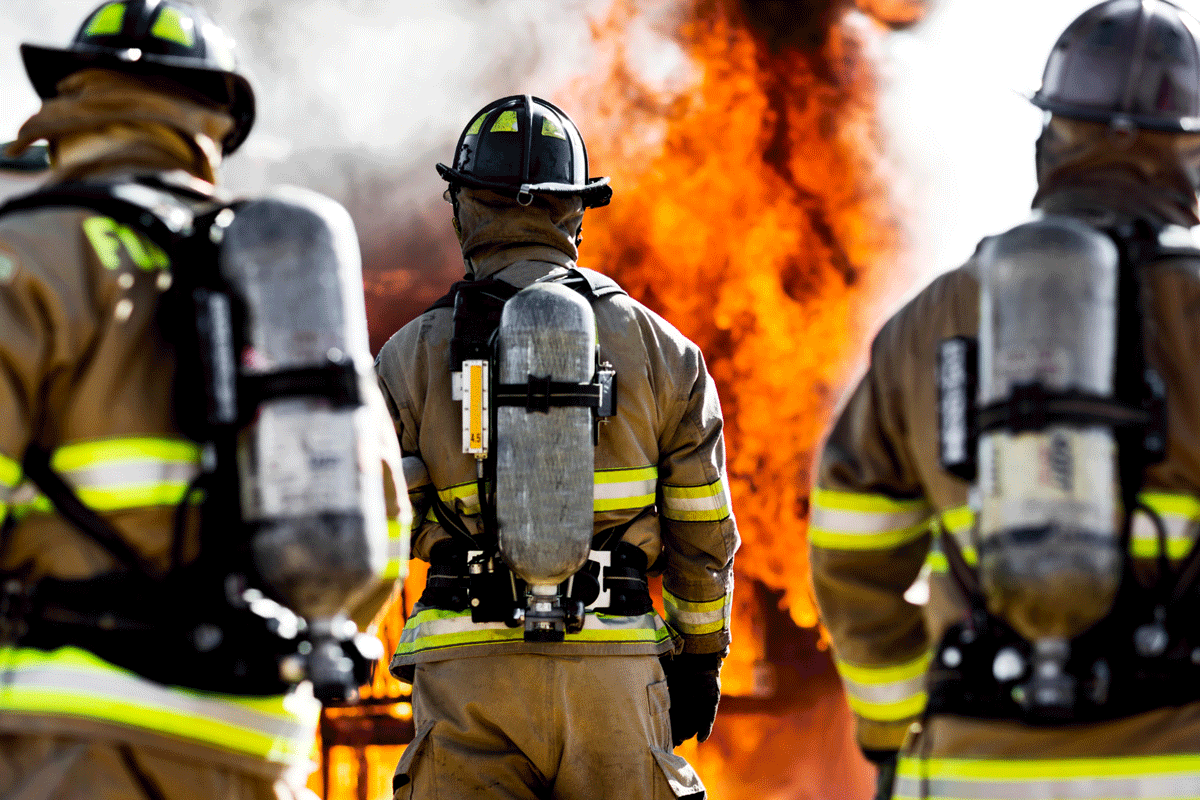 Feuerwehrmänner im Explosions-Einsatz: Eine Fachkraft für Explosionsschutz hilft Unternehmen, den Ex-Schutz zu etablieren und zu befolgen. 